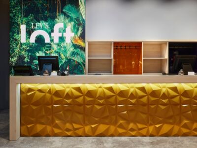 Leys Loft Verkaufstresen in Frechen für junge Mode von Schemberg Ladenbau Leys Loft Verkaufstresen mit goldener Front und hellem Eichendekor in Frechen für junge Mode von Schemberg Ladenbau