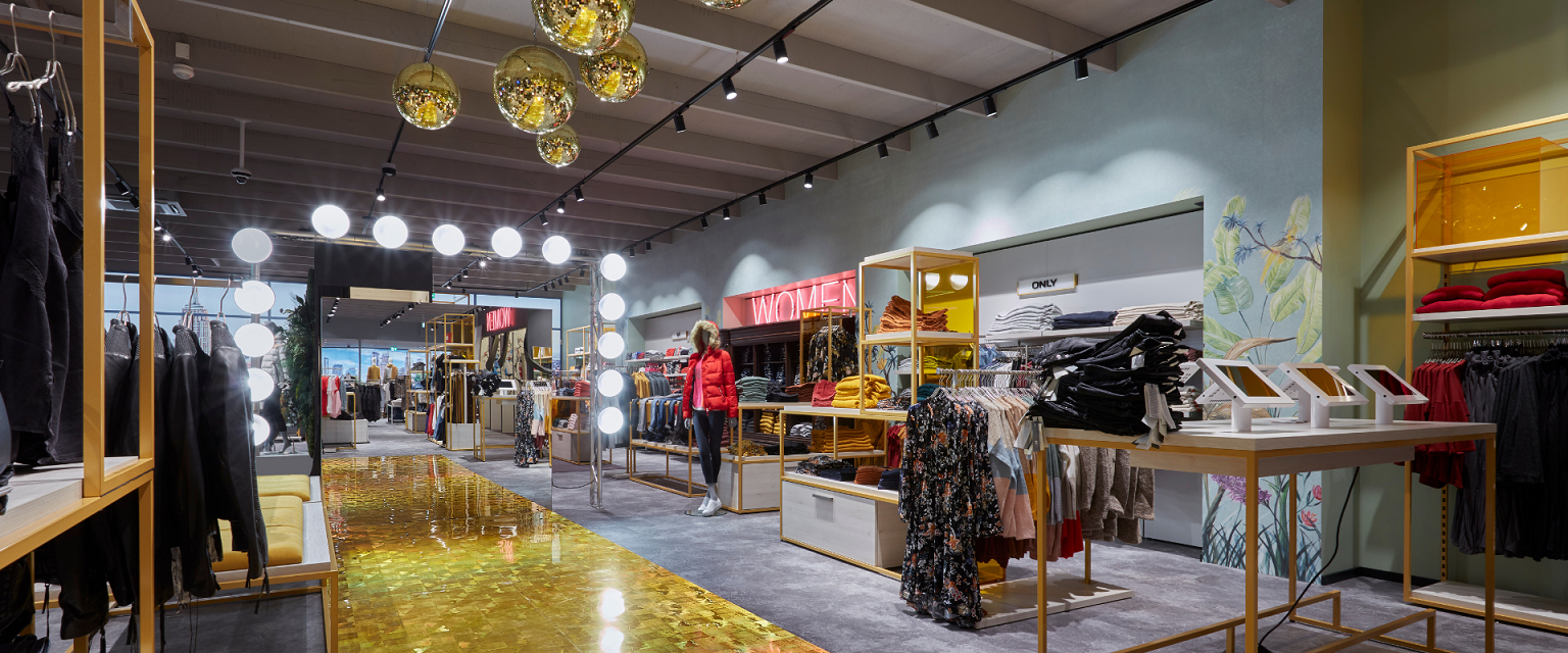 Neuer Leys Loft Verkaufsraum mit goldenem Catwalk für junge Mode in Frechen von Schemberg Ladenbau