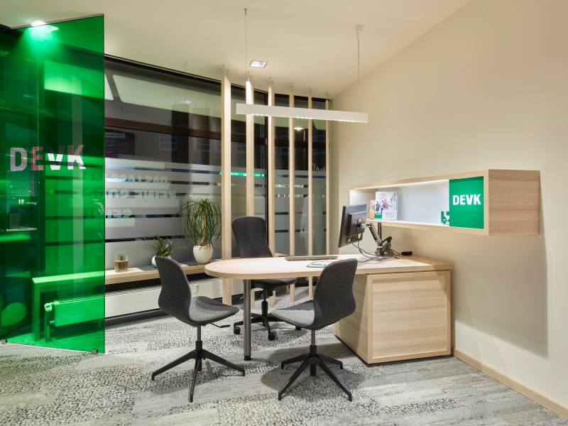 Neues Büro bei der DEVK Versicherung in Ibbenbüren von Schemberg Ladenbau Neues Büro mit hellen Möbeln in Eichendekor bei der DEVK Versicherung in Ibbenbüren von Schemberg Ladenbau