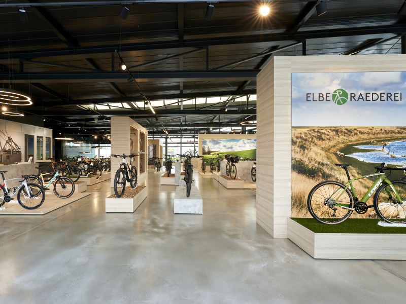 Der Bike Store von Elbe Raederei in Agathenburg nach der Umgestaltung durch Schemberg Ladenbau. Schemberg Ladenbau hat den Bike Store von Elbe Raederei in Agatheburg umgestaltet, auf einer großzügigen und offenen Verkaufsfäche gibt es viele Highlights zu entdecken.