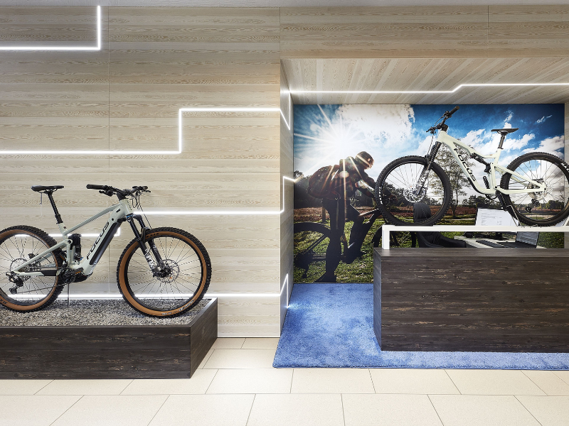Neuer Verkaufsraum im Autohaus von Kuhn und Witte nach der Umgestaltung durch Schemberg Ladenbau Neuer Verkaufsraum im Autohaus von Kuhn und Witte mit Fahrradpodesten und toller Lichtinstallation nach der Umgestaltung durch Schemberg Ladenbau
