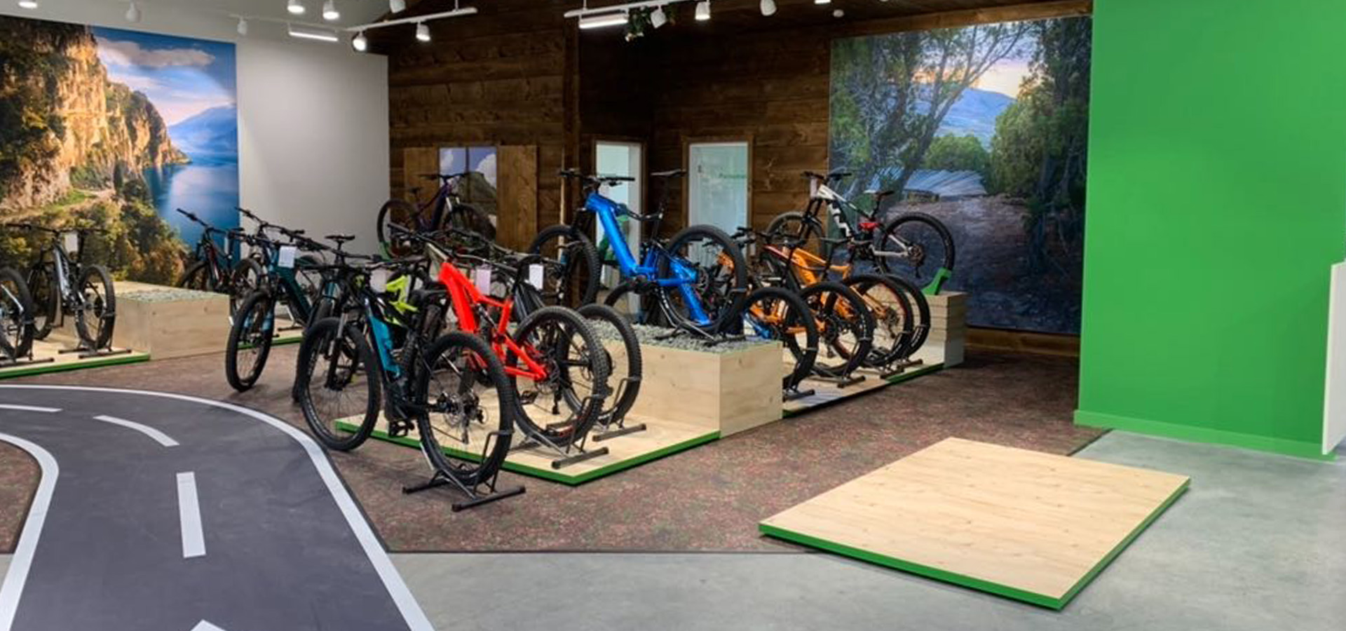 Neuer Verkaufsraum für e-Motion in Hanau mit Fahrradpodesten und einer Teststrecke realisiert von Schemberg Ladenbau