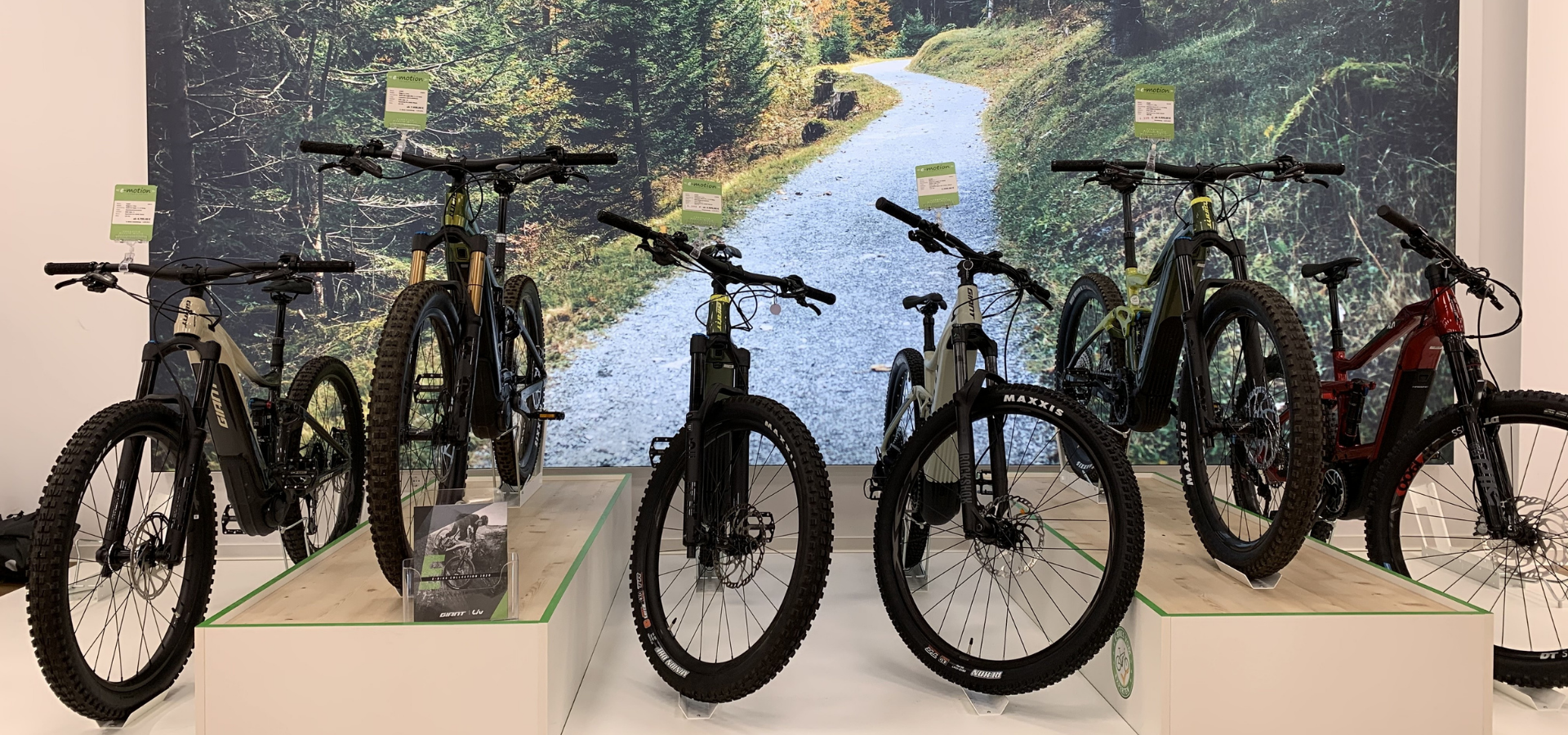 Neuer Verkaufsraum für e-Motion in Hannover mit Fahrradpodesten und großen Imagebildern realisiert von Schemberg Ladenbau