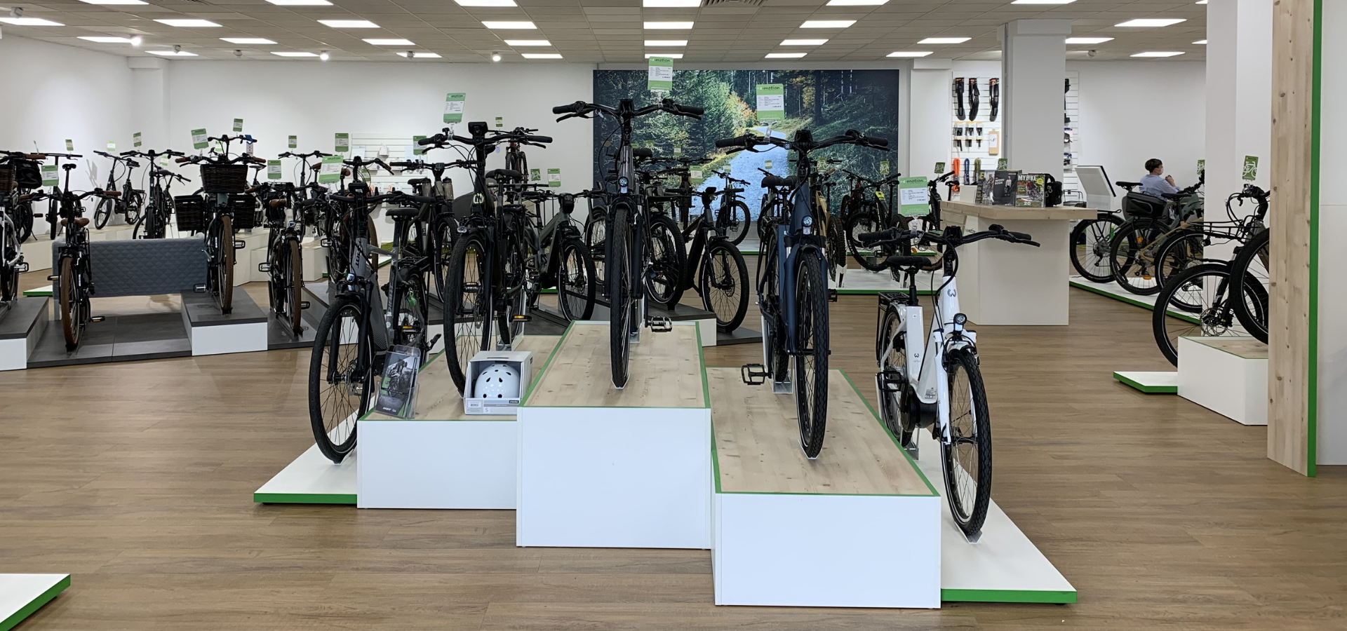 Neuer Verkaufsraum für e-Motion in Hannover mit Fahrradpodesten und großen Imagebildern realisiert von Schemberg Ladenbau