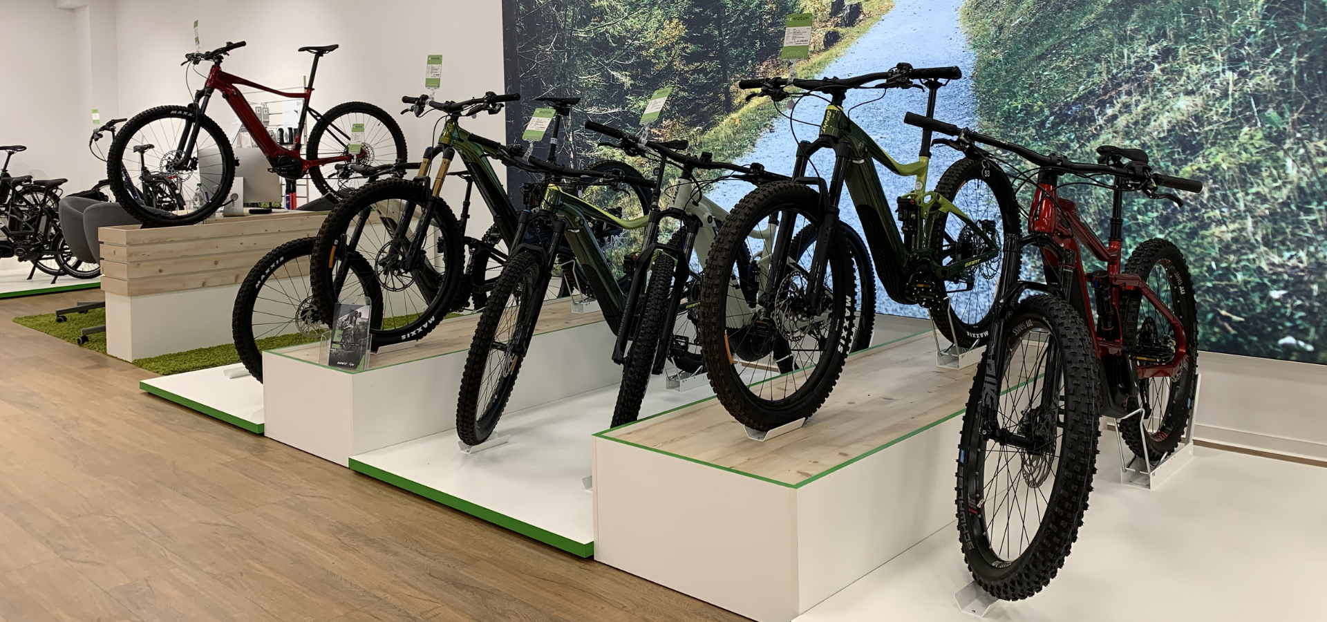 Neuer Verkaufsraum für e-Motion in Hannover mit Fahrradpodesten und großen Imagebildern realisiert von Schemberg Ladenbau