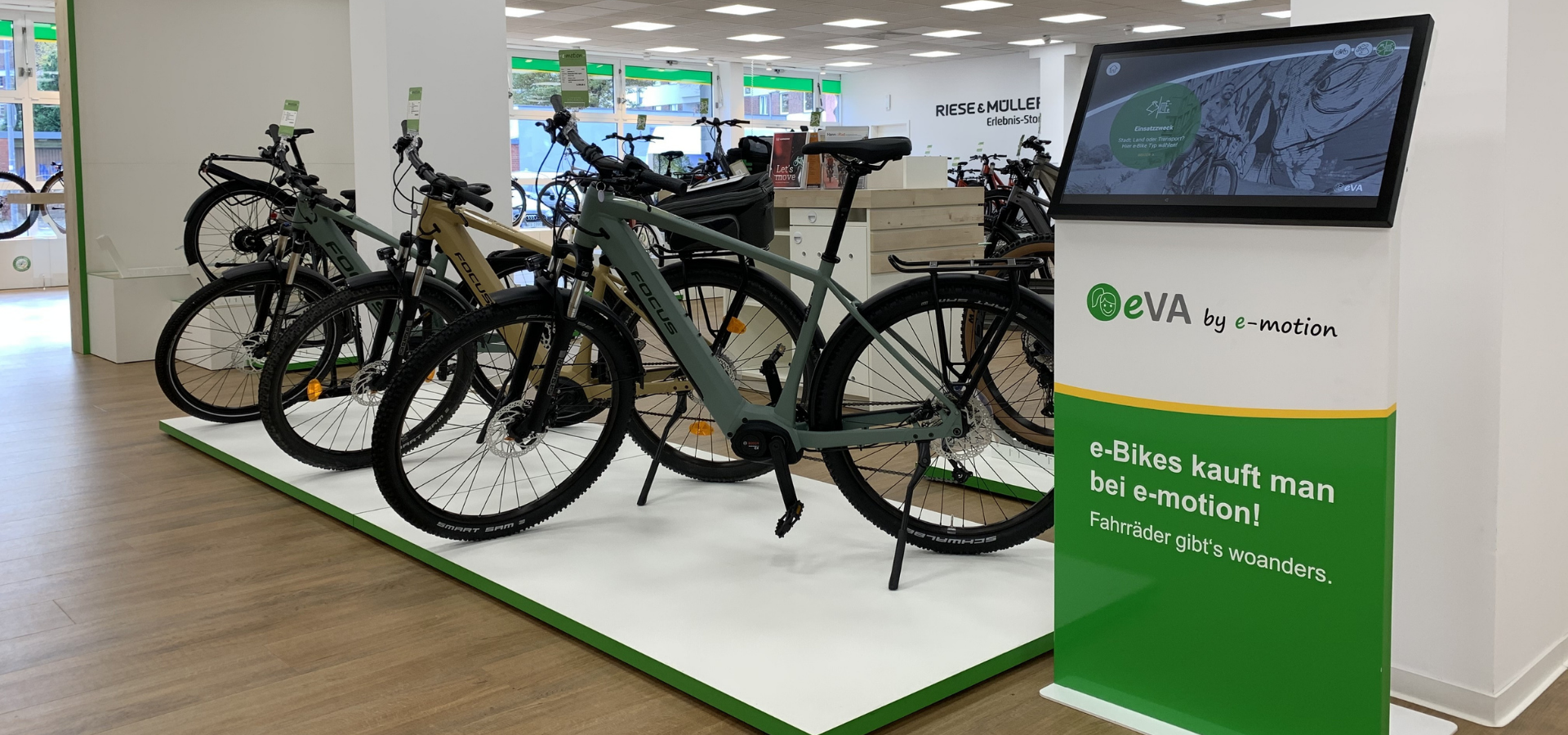 Neuer Verkaufsraum für e-Motion in Hannover mit Fahrradpodesten und digitaler Verkaufsstele realisiert von Schemberg Ladenbau
