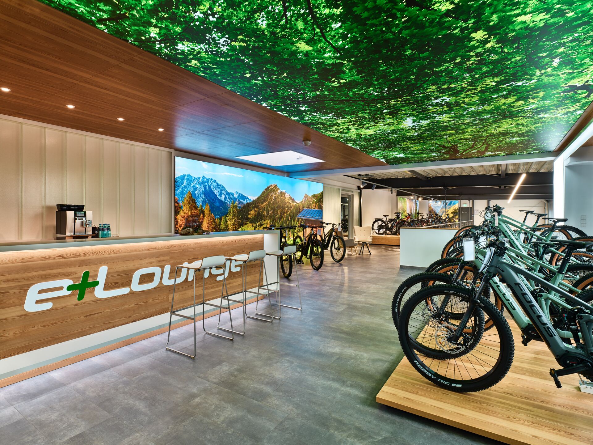 Die Lounge beim e-Biker in Binzen lädt zum Verweilen ein, geplant und umgesetzt von Schemberg Ladenbau. Schemberg Ladenbau hat die Verkaufsfläche vom e-Biker in Binzen neu gestaltet.