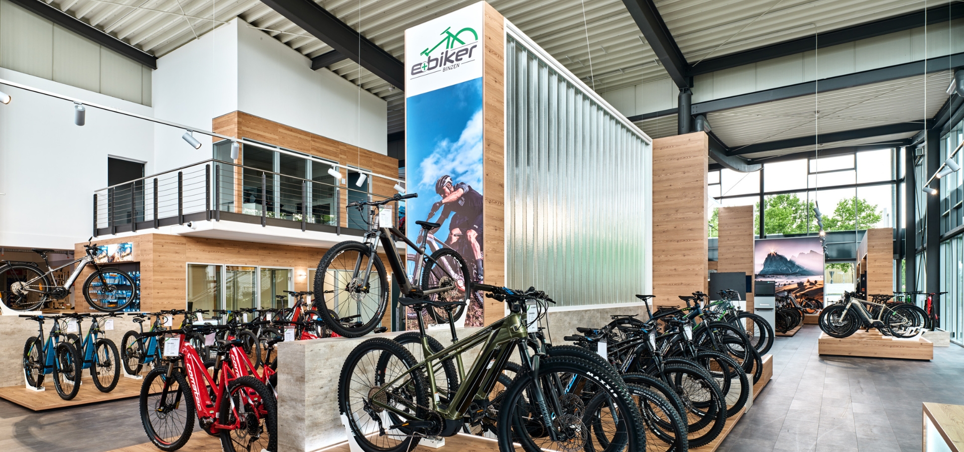 Neuer Verkaufsraum von eBiker in Binzen mit beleuchteten großformatigen Imagebildern und einer Teststrecke für Fahrräder nach der Umgestaltung durch SCHEMBERG Ladenbau